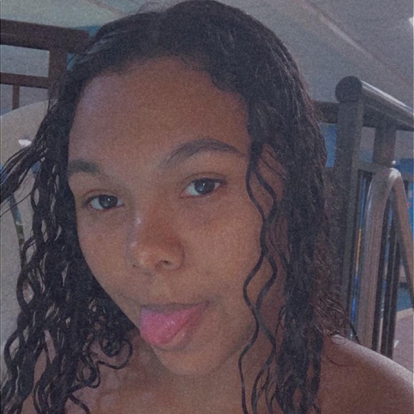 Meet your Posher, Tia - Picture 2 of 3